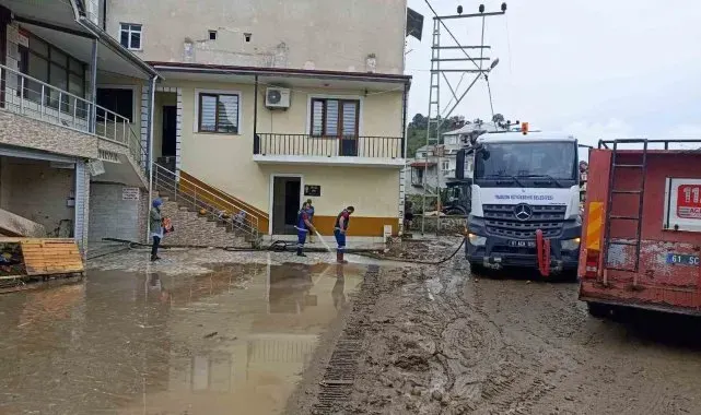 Sel mağduru ilçelerde çalışmalar sürüyor