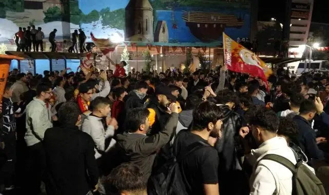 Van'da Galatasaraylı taraftarların derbi coşkusu