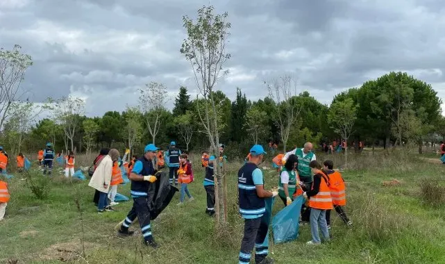 Sancaktepe Belediyesi ekipleri, Dünya Temizlik Günü'nde gönüllülerle el ele verdi