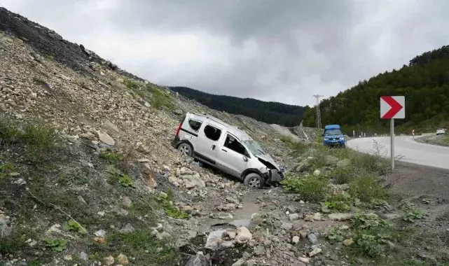 Kastamonu'da şarampolde taklalar atan hafif ticari araçtaki 5 kişi yaralandı