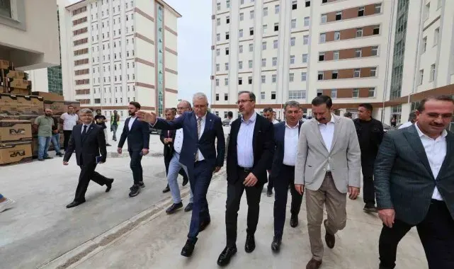 Kasapoğlu, Ege Üniversitesi'nde yapımı devam eden yurtları inceledi