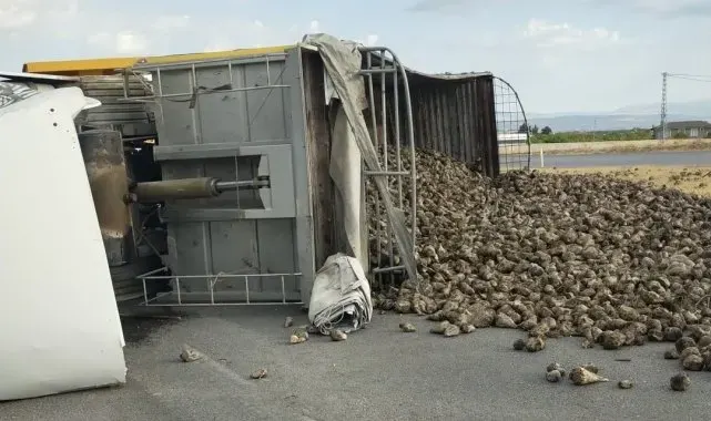 Malatya'da pancar yüklü kamyon devrildi: 2 yaralı