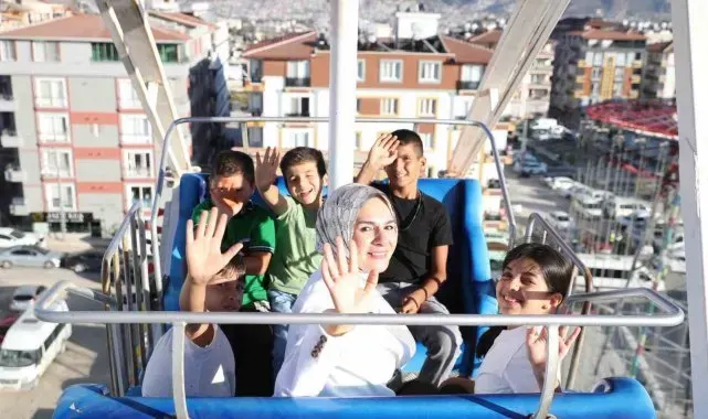 Bakan Göktaş, depremzede çocuklarla lunaparka gitti