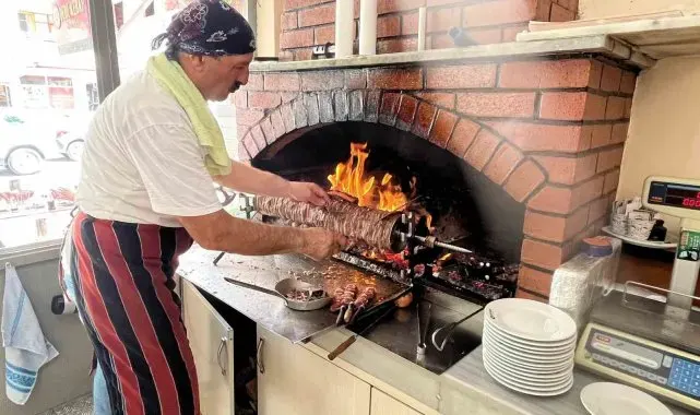 Dedenin cağ kebabını son kez yemek için geldiler