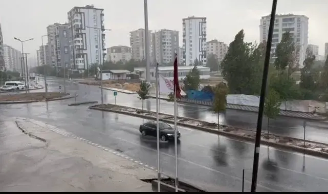 Diyarbakır'da sağanak yağış etkili oldu