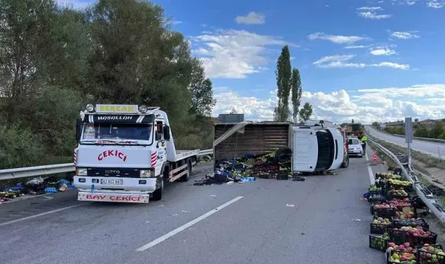 Kamyonet devrildi, elmalar yola saçıldı