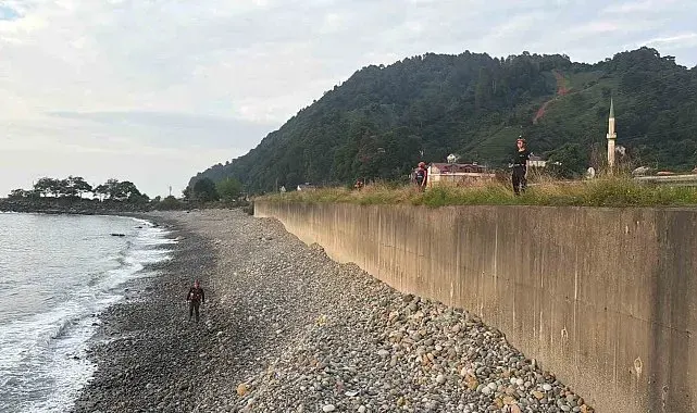 Rize'de kaybolan 10 yaşındaki Ali Kerem için Artvin sahilinde arama başlatıldı