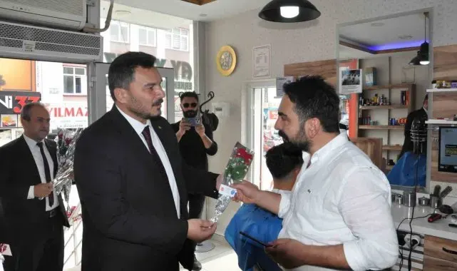 Sorgun'da vatandaşlara 10 bin gül dağıtıldı