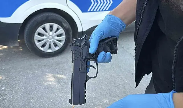 Sokak ortasındaki kavga sonrasında okulun önündeki çöp kutusunda tabanca çıktı