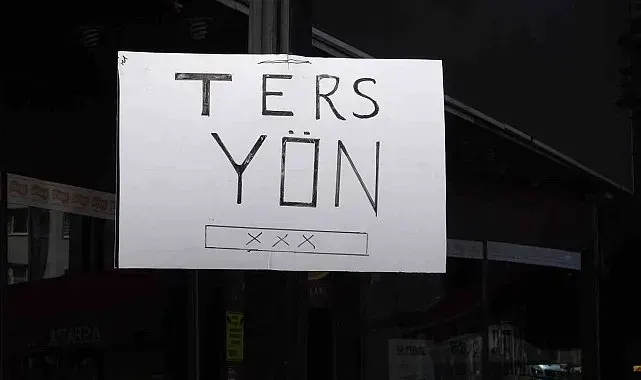 Ters yöne giren araçlar bıktırdı, esnaf kendi çözümünü buldu