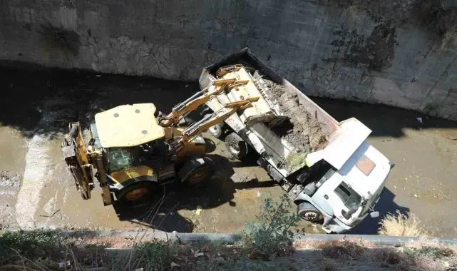 Tabakhane Deresi'nde temizlik çalışmaları sürüyor