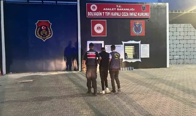 Hırsızlık suçundan aranan şahsı jandarma yakaladı