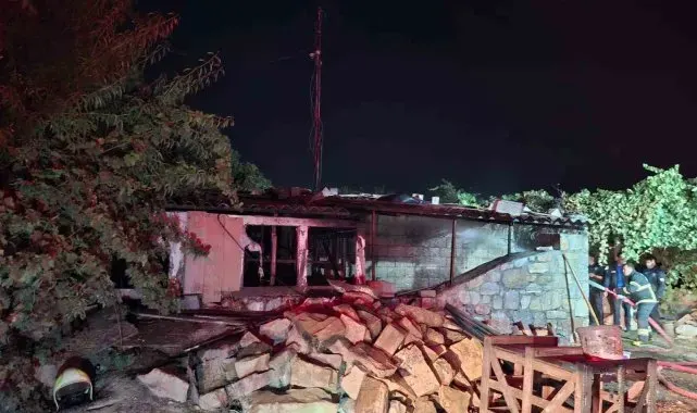 Muğla'daki yangında ahır alevlere teslim oldu