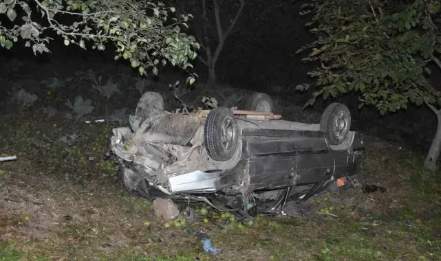 Sakarya'da kontrolden çıkan otomobil şarampole yuvarlandı: 2 yaralı