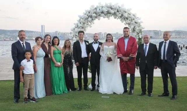 İzmir'de iş dünyası, avukat çiftin düğününde bir araya geldi