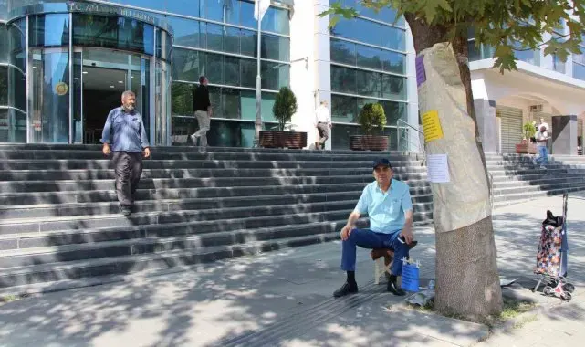 Emekli astsubaydan belediyenin önünde oturma eylemi