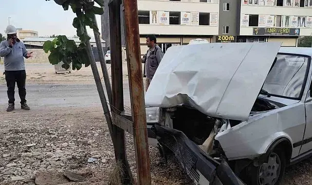 Kahta'da kontrolden çıkan otomobil direğe çarptı: 2 yaralı