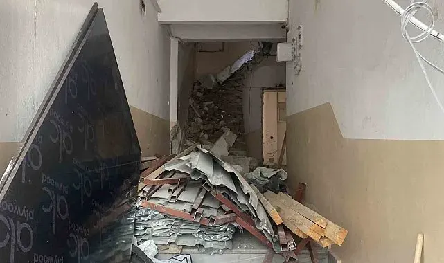 Fatih'te yıkım sırasında bina çöktü: 2 yaralı