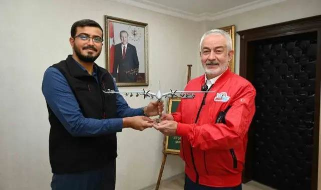 Selçuk Bayraktar'dan Başkan Başdeğirmen'e Akıncı maketi