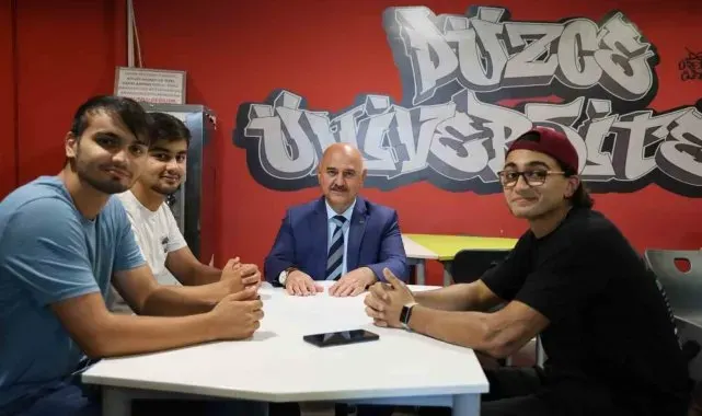 Rektör Sözbir yeni akademik yılın ilk gününde öğrencilerle buluştu
