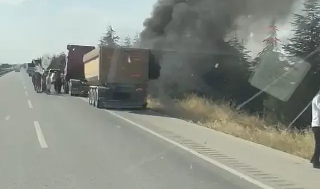 Sivrihisar'da seyir halindeki tırın dorse lastiği tutuştu