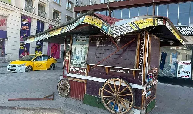 Tarihi büfe otobüs çarpmasıyla hasar gördü
