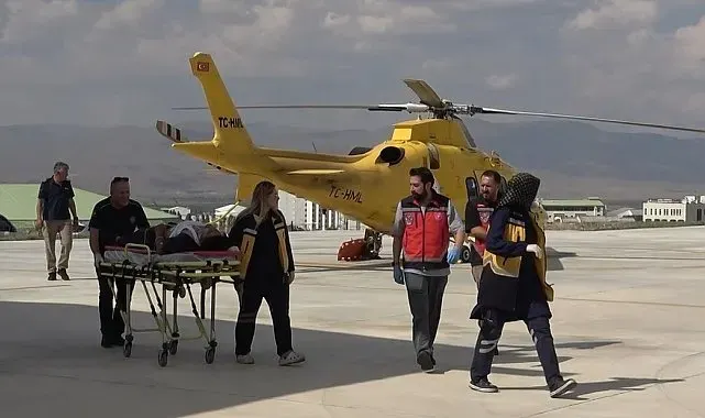Ambulans helikopter traktör altında kalan genç için havalandı