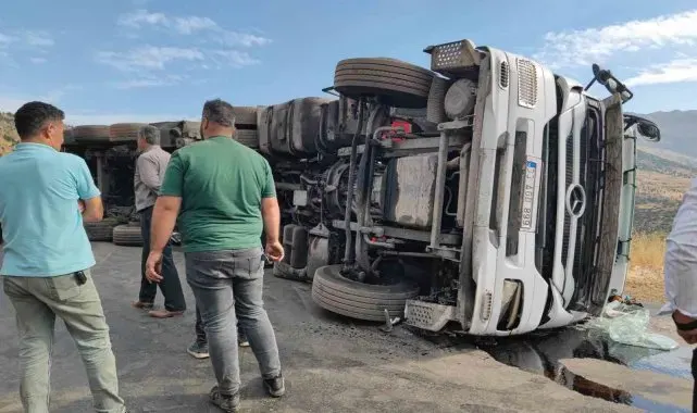 Kömür yüklü tır devrildi: Siirt-Şırnak karayolu trafiğe kapandı