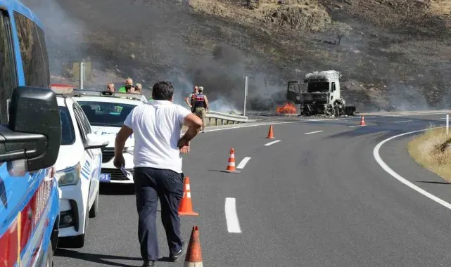 Erzincan'da seyir halindeki tır alev alev yandı