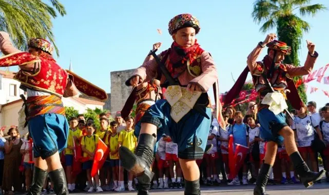 Çeşme Festivali "90'larda Çeşme" teması ile başladı