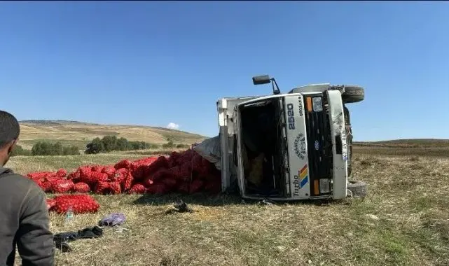 Soğan yüklü kamyon devrildi: 1 yaralı