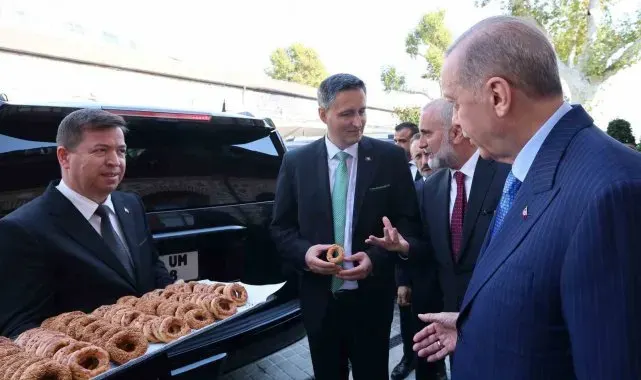 Cumhurbaşkanı Erdoğan'dan gazetecilere kandil simidi ikramı