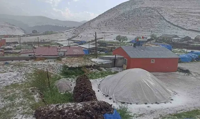 Hanak ilçesi dolu yağışı ile beyaza büründü