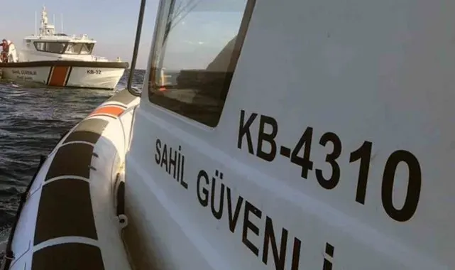 Alabora olan bottan denize düşen 15 düzensiz göçmen kurtarıldı