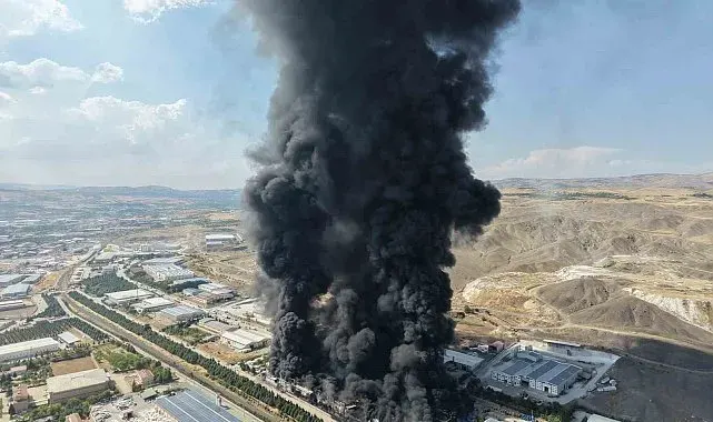 Elazığ'da yanan yalıtım fabrikası havadan görüntülendi