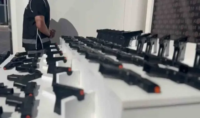 TEM'de durdurulan 3 araçtan 101 adet tabanca çıktı
