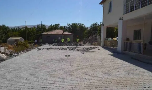 Beydağı Mahallesi ve Cemevi'nde kilit taşı çalışmaları