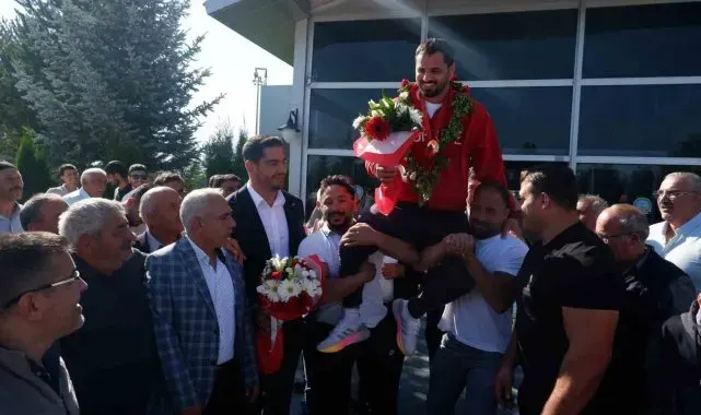 Olimpiyat şampiyonu İbrahim Bölükbaşı, memleketi Erzurum'da omuzlarda karşılandı