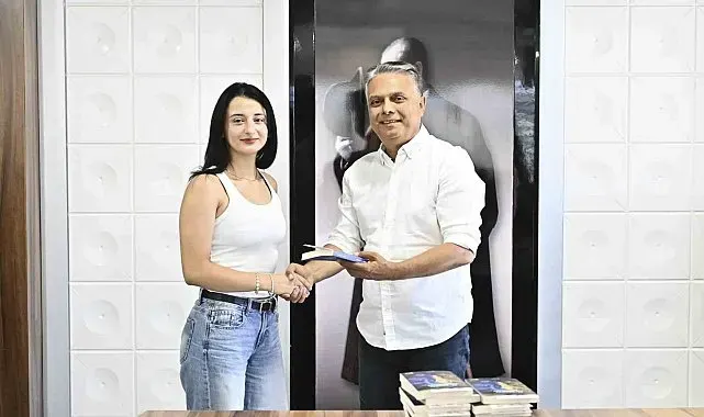 Başkan Uysal başarılı öğrencileri hediye çekiyle ödüllendirdi