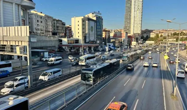 Esenyurt'ta metrobüsün tekerlekleri fırladı: Faciadan dönüldü