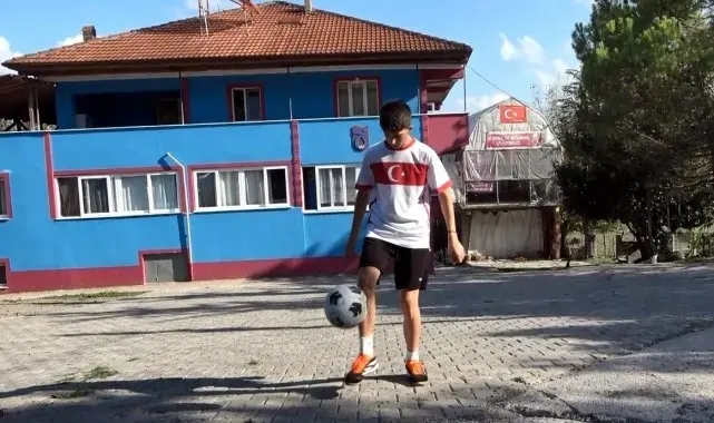 Fanatik baba, oğlu için kapalı halı saha yaptı