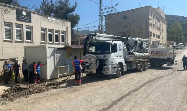 Konya Büyükşehir Osmaniye'de depremde oluşan altyapı hasarlarını onarıyor