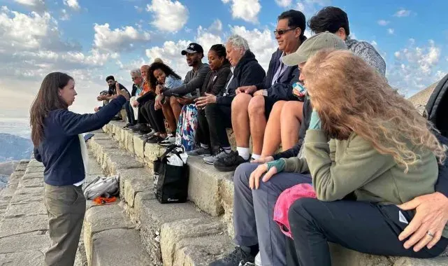 Amerikalı ve Mısırlı araştırmacı yazarlar Nemrut Dağı'nda