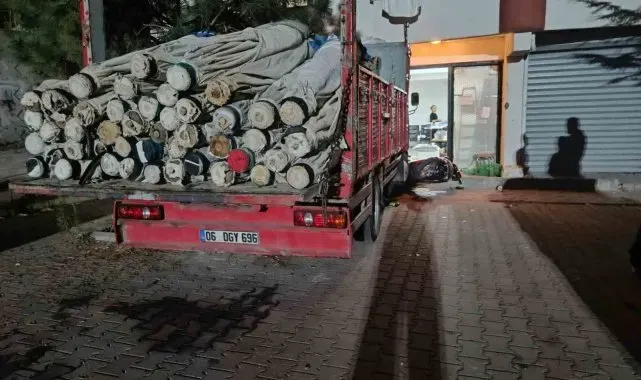 Kontrolden çıkan kamyon dükkana daldı