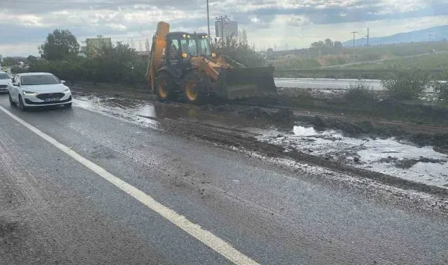 Söke Belediyesi yağış sonrası kapanan karayolunu temizleyerek trafiğe açtı