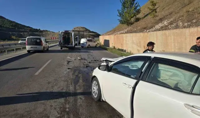 Amasya'da otomobil kamyona çarptı: 2 yaralı
