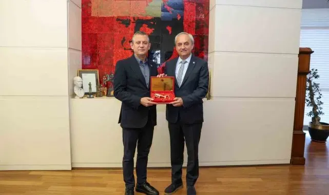 Kepez'in sembolik altın anahtarı CHP Genel Başkanı Özel'e teslim