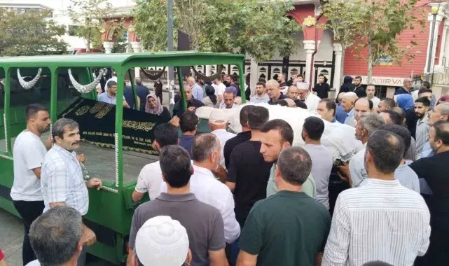 Sultanbeyli'de 1 TL indirim için öldürülen baba ve kız son yolculuğuna uğurlandı