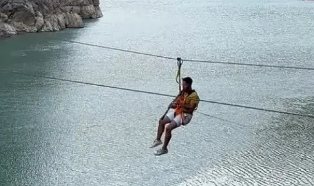 Fırat Nehri'nin muhteşem manzarası eşliğinde zipline yaparak klarnet çaldı
