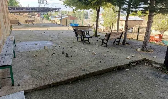 Bayburt'ta Bayırtepe köyü cami minaresine yıldırım düştü